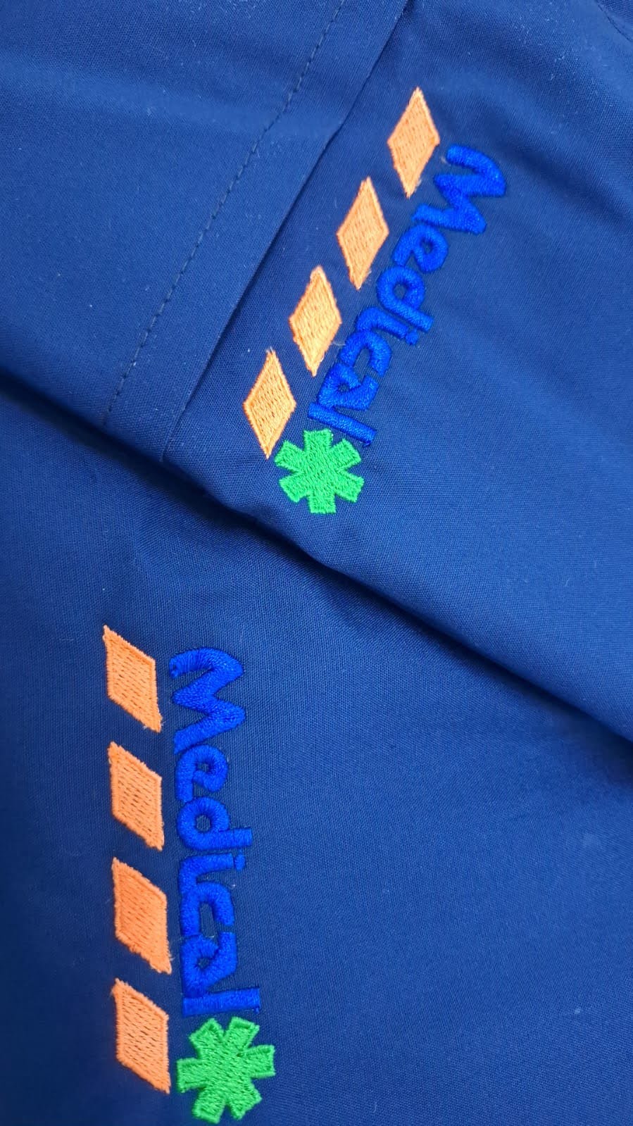 Ambo médico bordado con logo en Paraná