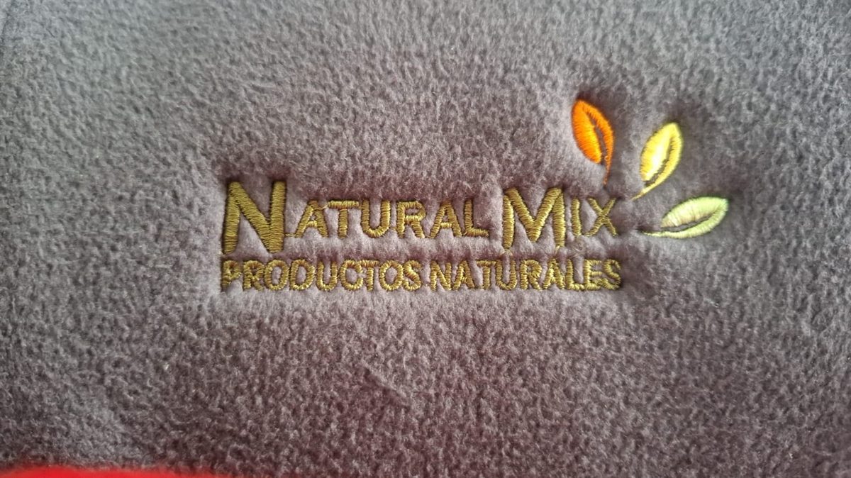Campera bordada con logo personalizado