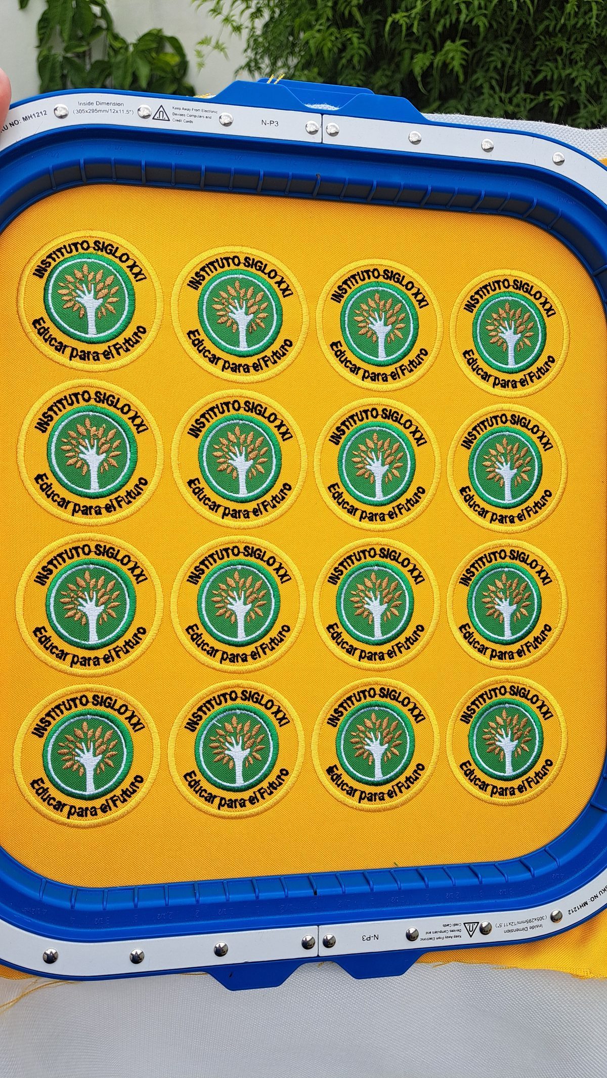 Uniforme escolar bordado con logo institucional