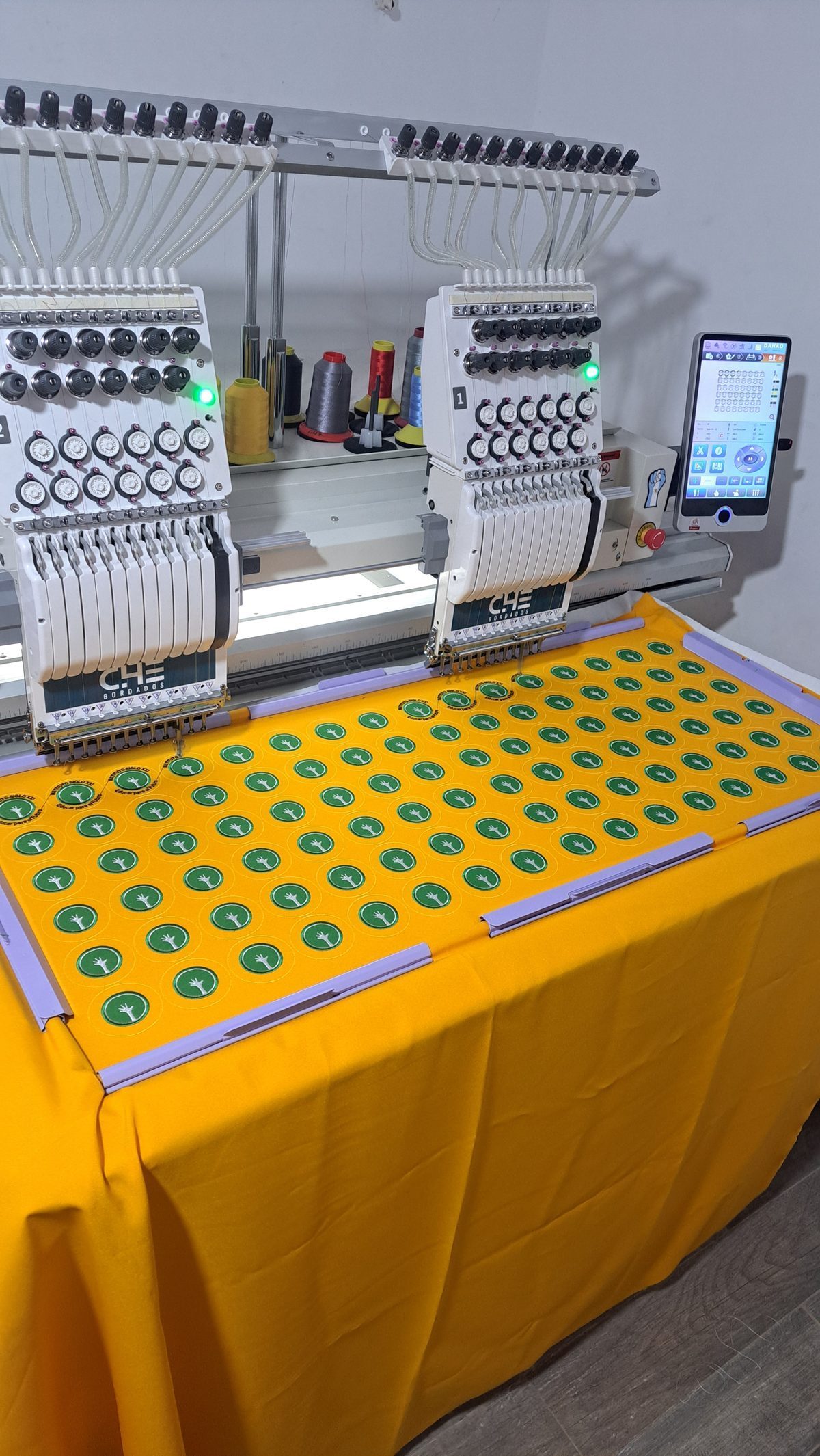 Uniforme escolar bordado con logo institucional
