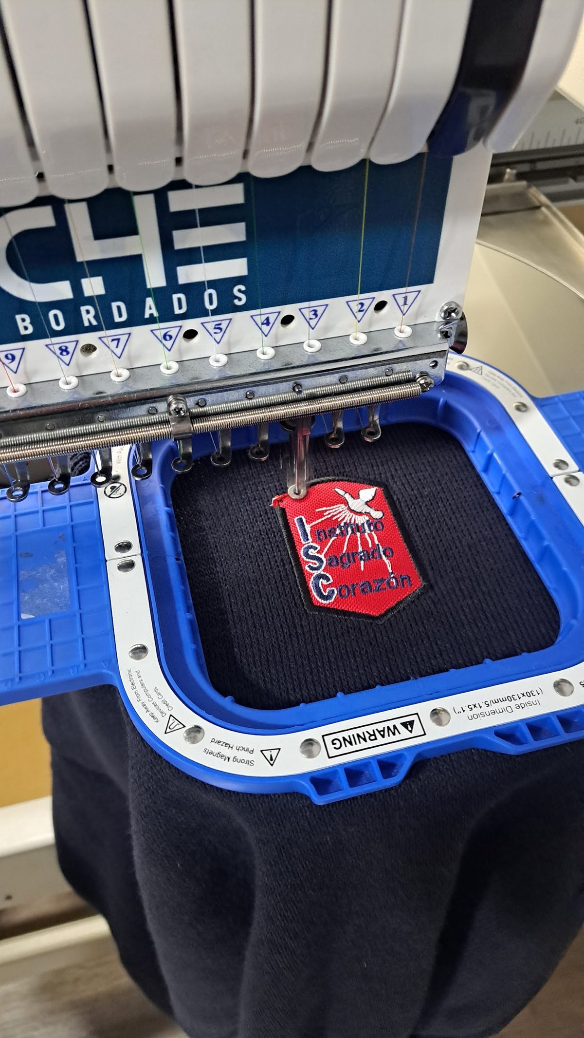 Uniforme escolar bordado con logo institucional