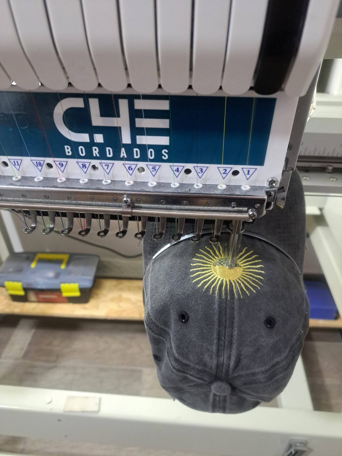 Gorra bordada con logo personalizado