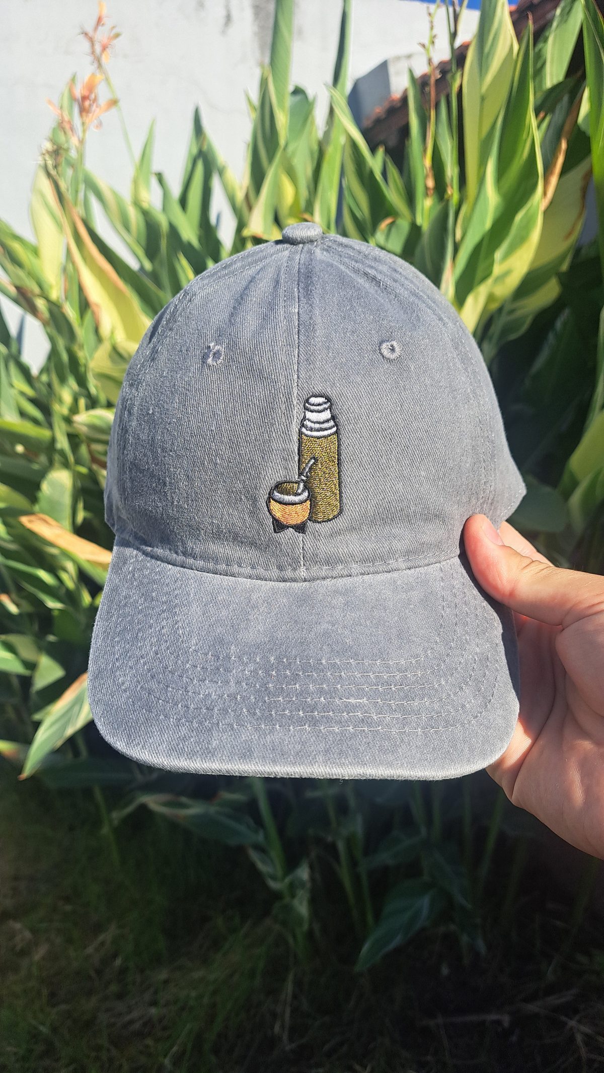 Gorra bordada con logo personalizado