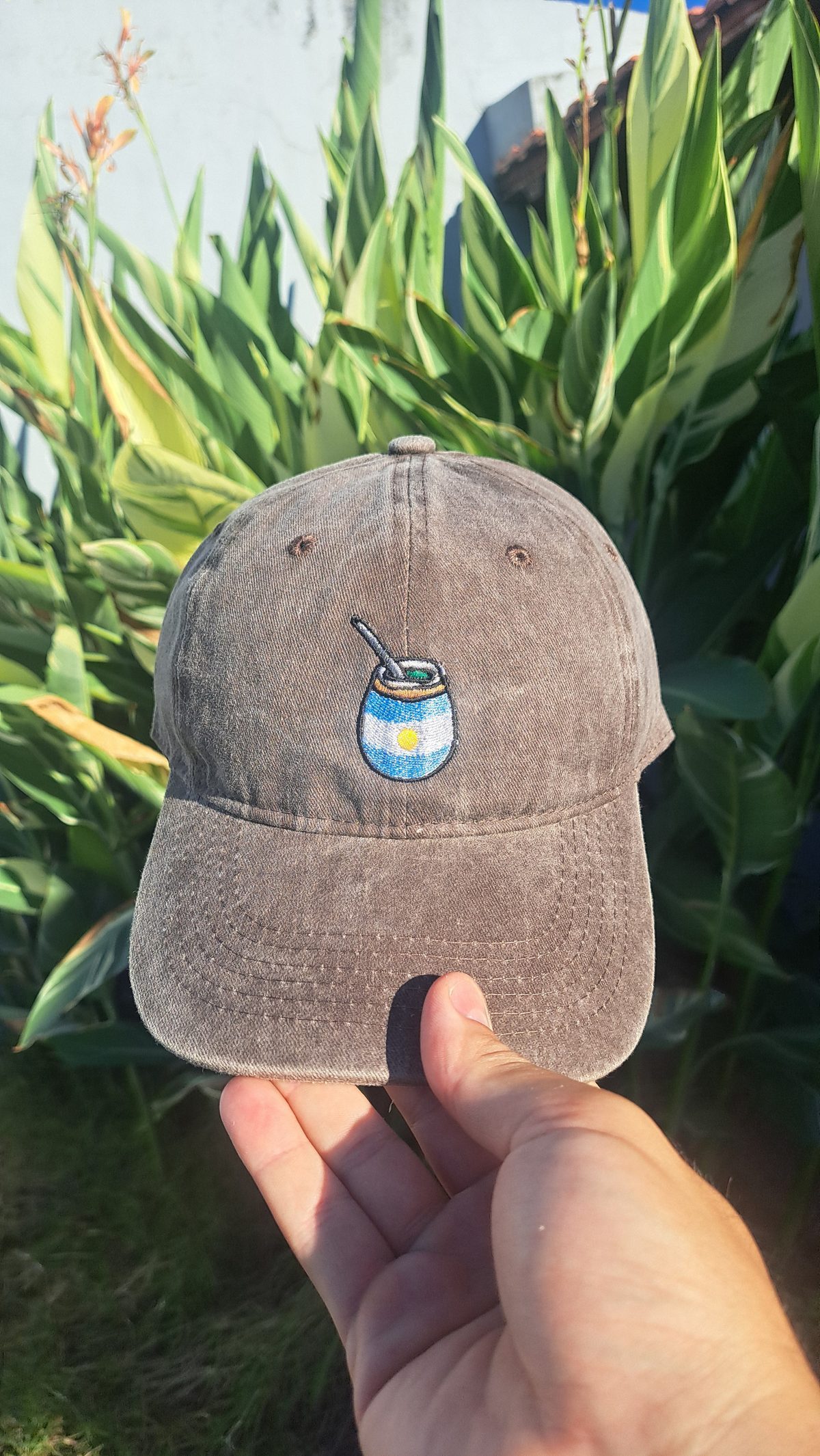 Gorra bordada con logo personalizado
