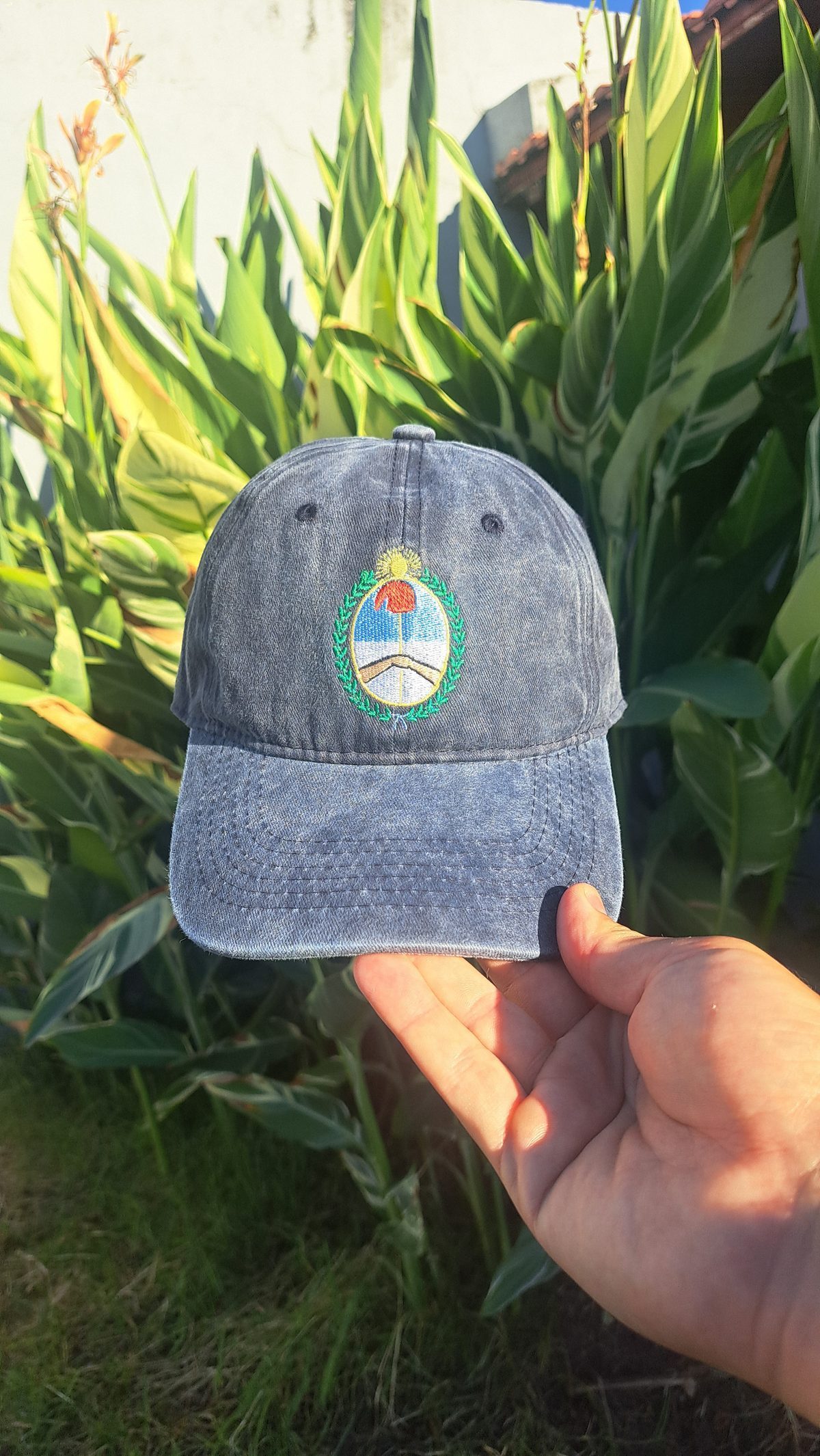 Gorra bordada con logo personalizado