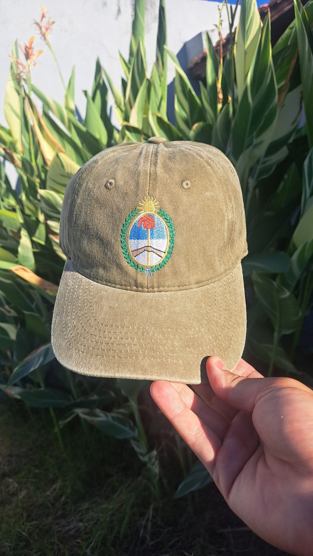 Gorra bordada con logo personalizado