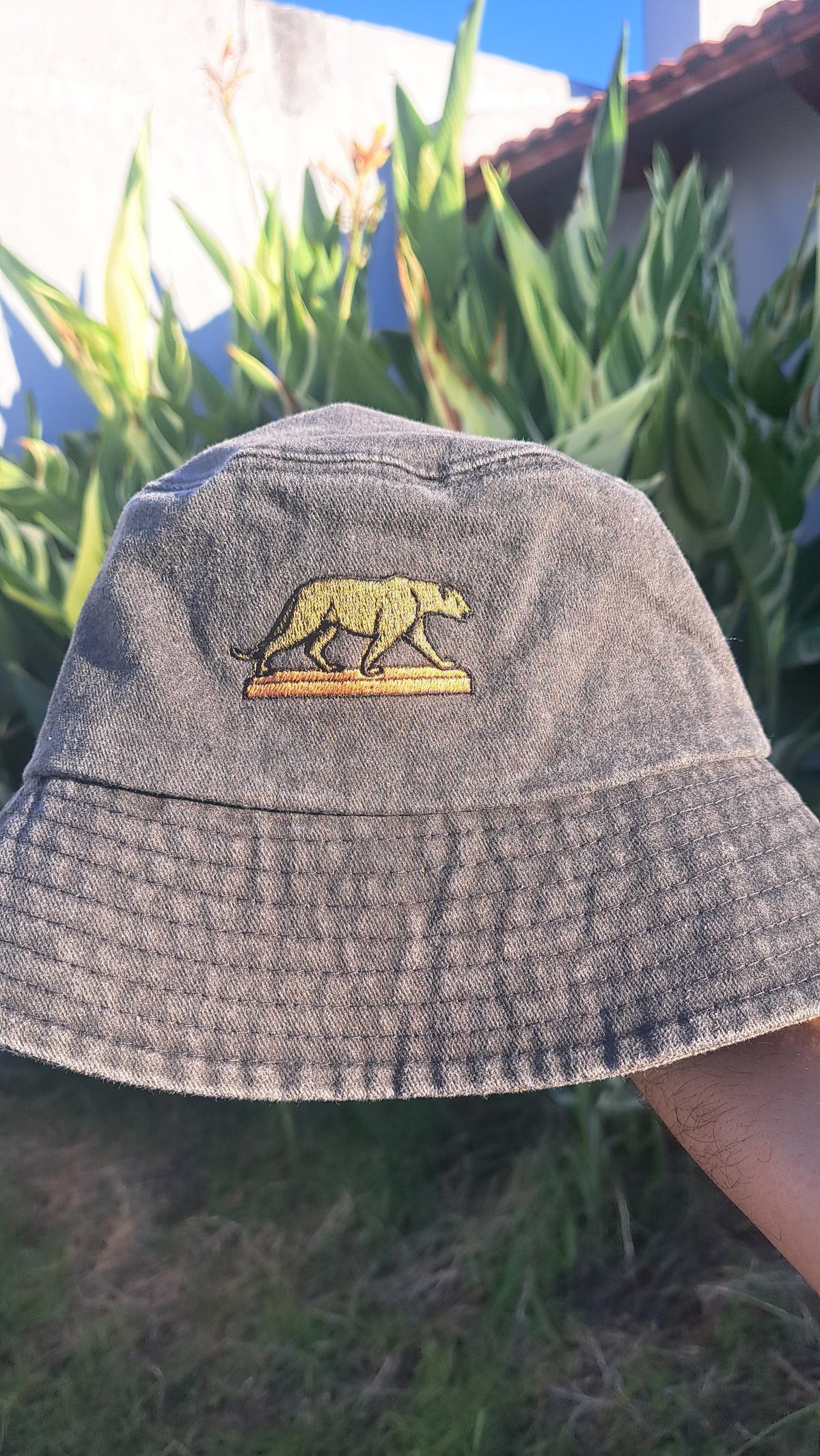 Gorra bordada con logo personalizado