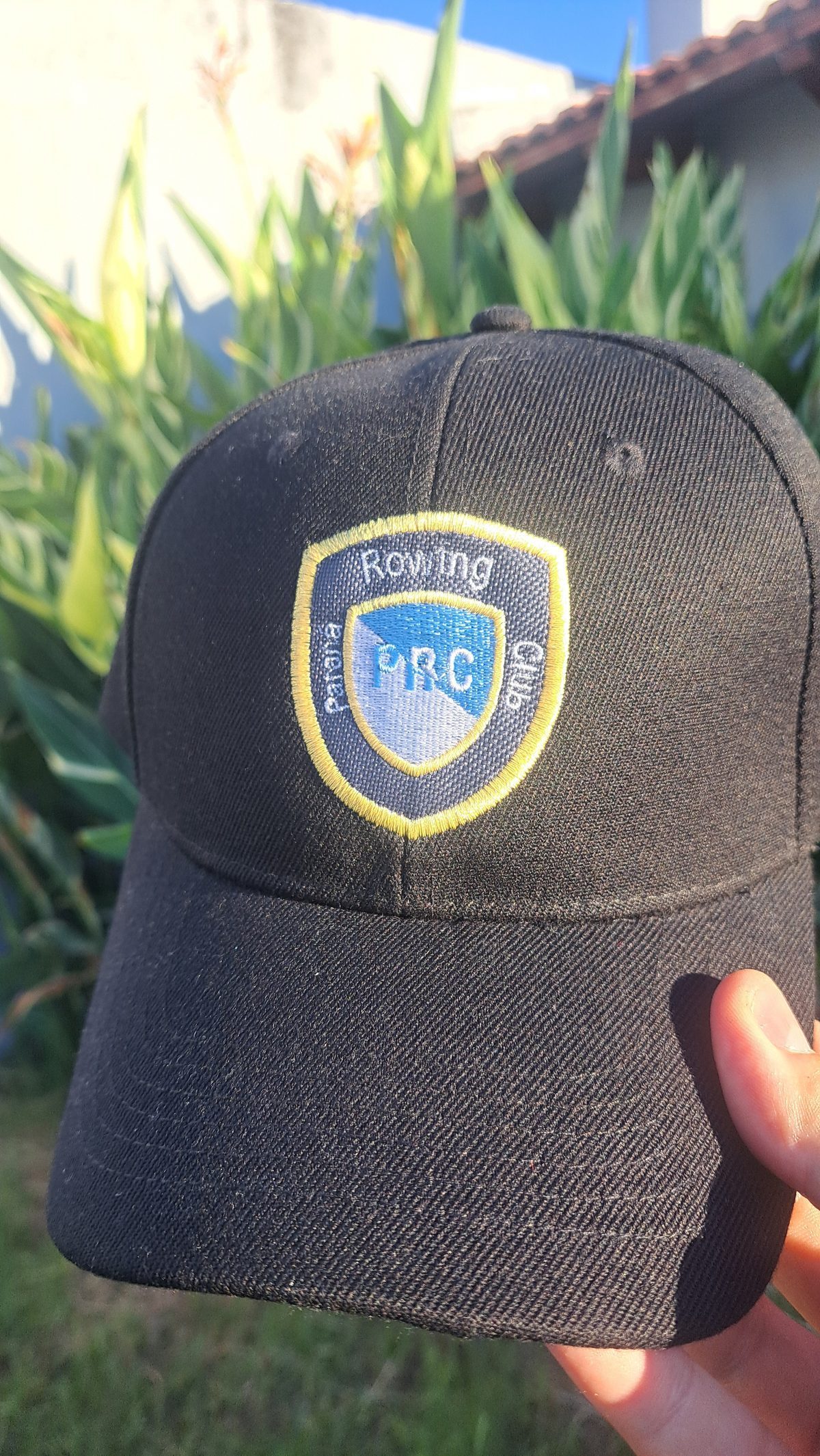 Gorra bordada con logo personalizado