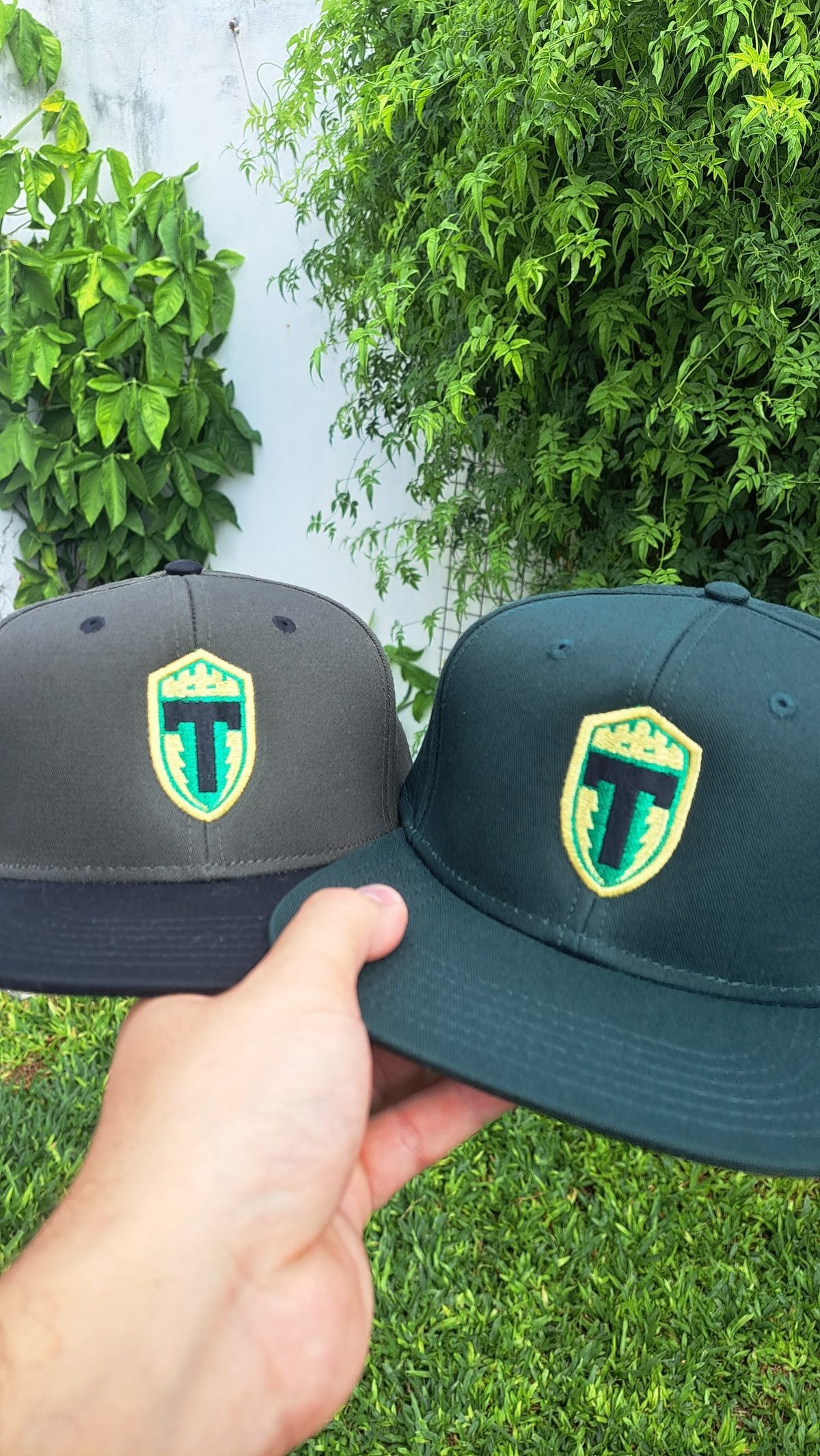Gorra bordada con logo personalizado